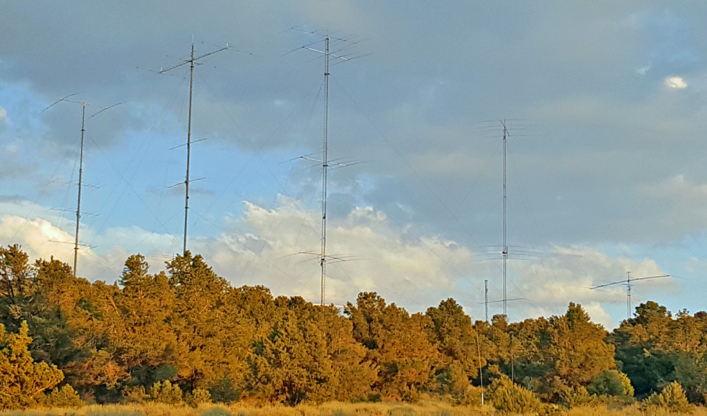 File:Roccamonfina - Antenne Radio.jpg - Wikimedia Commons